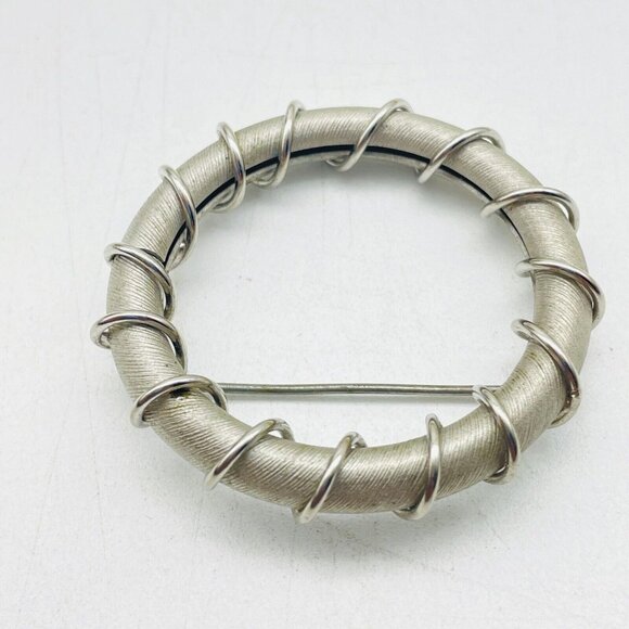 Wire Wrapped Wreath Pin Silver Tone Winter Holiday Christmas Classic Career LARP - Picture 3 of 6